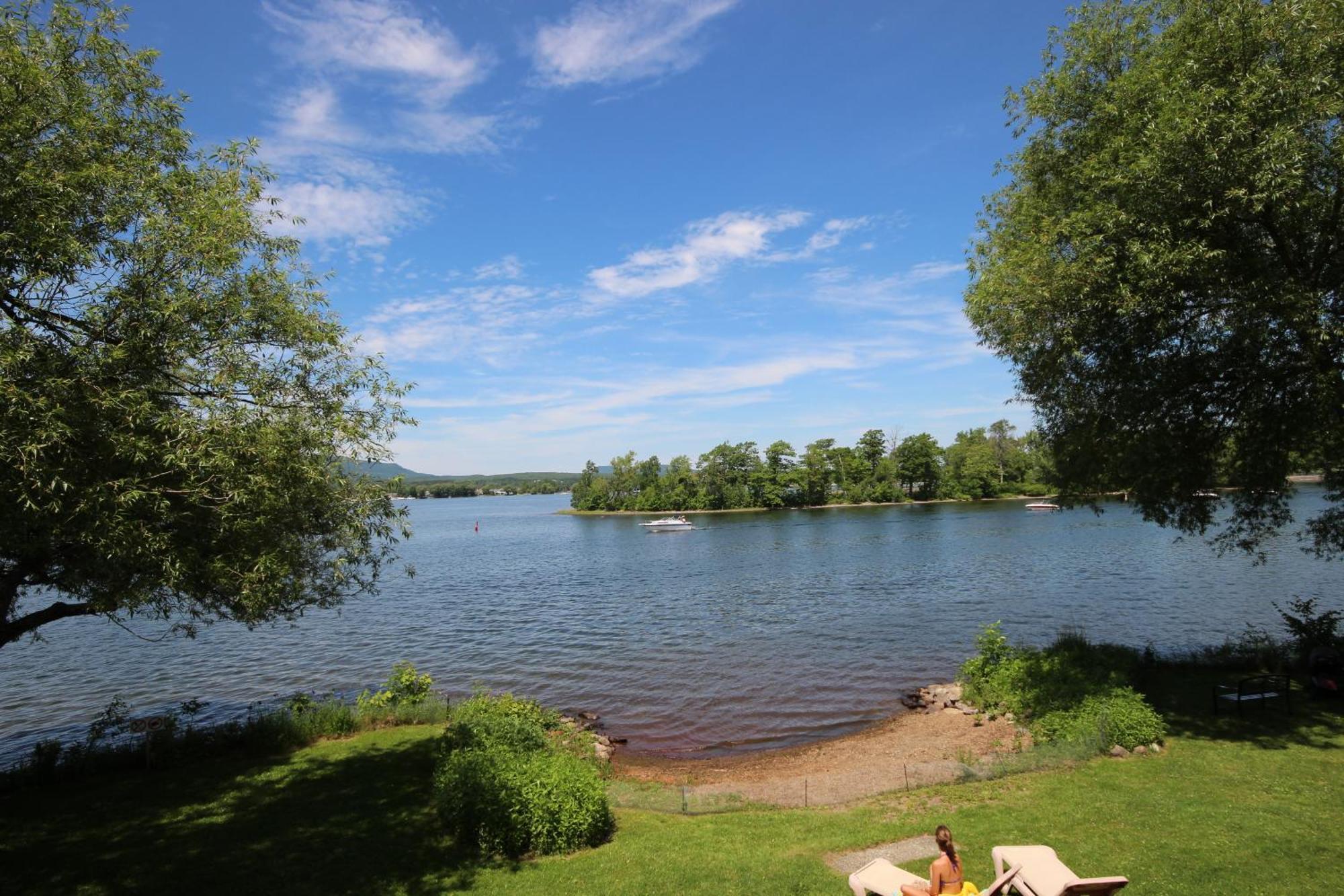 Location Tourisme Estrie - Oberge Du Village Magog Exteriör bild
