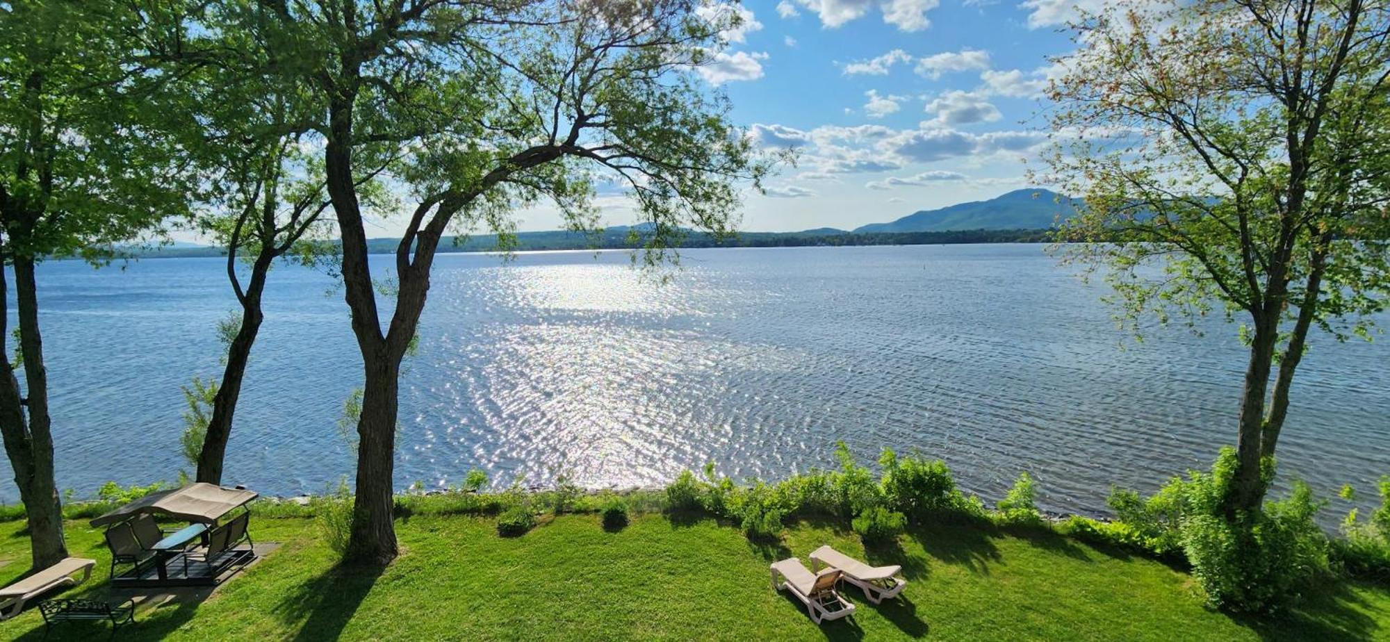 Location Tourisme Estrie - Oberge Du Village Magog Exteriör bild