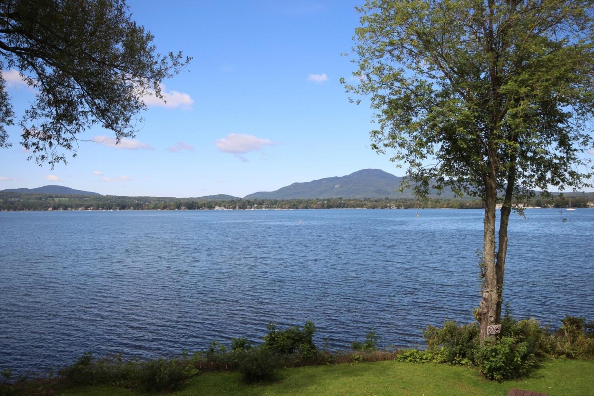 Location Tourisme Estrie - Oberge Du Village Magog Exteriör bild